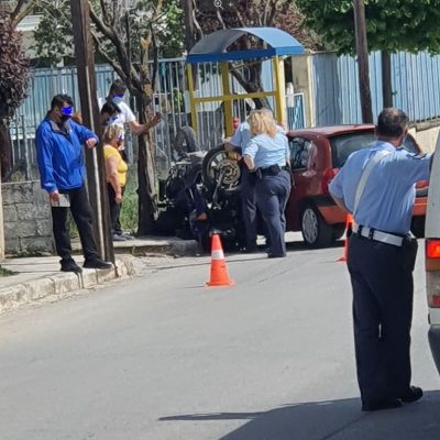 image-342439 kozan.gr: Τροχαίο ατύχημα, με σύγκρουση Ι.Χ. αυτοκινήτου με μηχανή έξω από το Γυμνάσιο – 2ο Δημοτικό Κρόκου (Φωτογραφίες)