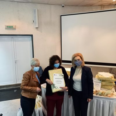 image-343017 Η Αντιδήμαρχος πολιτισμού του Δήμου Εορδαίας Μαρία Αντωνιάδου πρόσφερε στις μητέρες-νοσηλεύτριες του τμήματος νοσηλείας covid-19 του Μποδοσάκειου, τιμητικούς επαίνους κι αναμνηστικά δώρα της “Επιτροπής Ελλάδα 2021” (Φωτογραφίες)