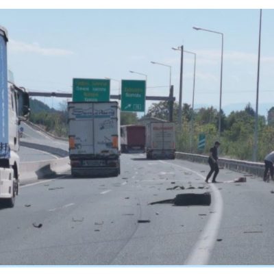 image-343076 “Έσκασε” λάστιχο από νταλίκα μέσα στην Εγνατία Οδό, μισό χιλιόμετρο πριν τον κόμβο της Μπάρας, το μεσημέρι της Τρίτης (16:45) – Κομμάτια στο οδόστρωμα – Βίντεο και φωτογραφίες