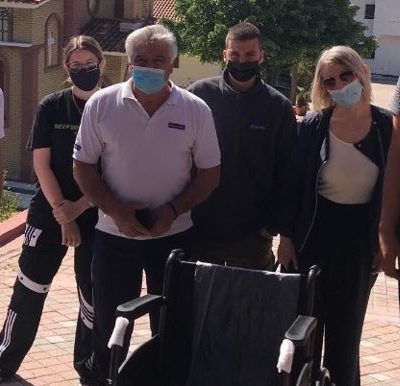image-343082 Μαθητές του 3ου Γελ Κοζάνης μάζεψαν καπάκια και δώρισαν αναπηρικό αμαξίδιο στο Γηροκομείο Κοζάνης