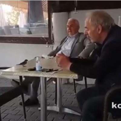 image-343695 kozan.gr: Τολμηρό σπουργίτι ανεβαίνει σε τραπεζάκι ταβέρνας στο Δρέπανο Κοζάνης και τρώει τα ψίχουλα που του δίνουν (Βίντεο)