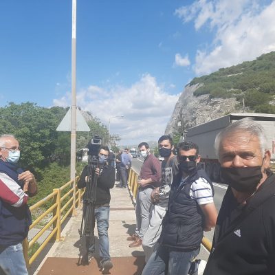 image-343970 kozan.gr: Οι επαγγελματίες ψαράδες της λίμνης Πολυφύτου αλλά και κάτοικοι της ευρύτερης περιοχής προχώρησαν, σήμερα Τρίτη, σε παράσταση διαμαρτυρίας στην Υψηλή Γέφυρα των Σερβίων αντιδρώντας και λέγοντας “ΟΧΙ” στη δημιουργία πλωτών φωτοβολταϊκών στη λίμνη Πολυφύτου (Βίντεο)