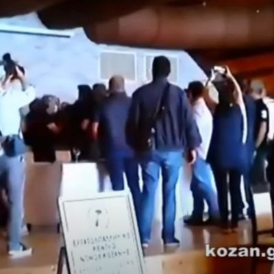 image-347479 kozan.gr: Ώρα 11:50 π.μ.: Kαι νέες μικροσυμπλοκές στο συνέδριο του Εργατικού Κέντρου Κοζάνης όταν πήρε το μικρόφωνο το στέλεχος της Ταξικής Ενότητας Ν. Στολτίδης από τον απερχόμενο πρόεδρο Ε. Αδάμ – Έντονη η παρουσία της αστυνομίας που έχει αποκλείσει την είσοδο σε μη συνέδρους (Βίντεο)