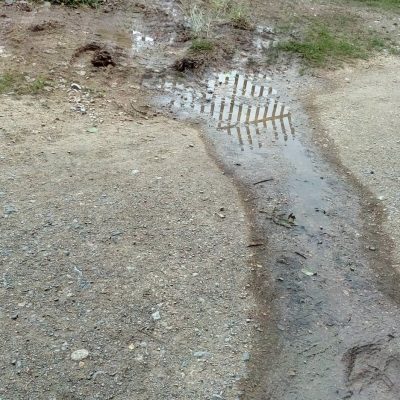 image-348329 Παράπονο αναγνώστριας στο kozan.gr: Γιατί πρέπει να περπατάμε μέσα στις λάσπες στον εξωτερικό χώρο του Στρατιωτικού γηπέδου Κοζάνης;