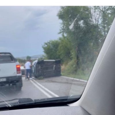 image-348386 Ανατροπή Ι.Χ. αυτοκινήτου στην Εθνική οδό Κοζάνης – Αθηνών στο ύψος του αεροδρομίου (Φωτογραφία)