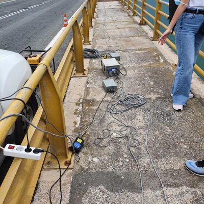 image-348419 Μετρήσεις, με ειδικό τεχνολογικό εξοπλισμό, για το πως επηρεάζεται η γέφυρα κατά τη διέλευση των οχημάτων, κυρίως των βαρέων πραγματοποιήθηκαν την περασμένη Πέμπτη στην Υψηλή Γέφυρα των Σερβίων (Φωτογραφίες)