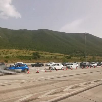 image-348627 kozan.gr: Ώρα 18:30: Eικόνες από το μετωπικό σταθμό Σιάτιστας με ουρές αυτοκινήτων – Άνοιξαν για μερικά λεπτά οι μπάρες ώστε να υπάρξει αποσυμφόρηση της κυκλοφορίας (Βίντεο & Φωτογραφίες)
