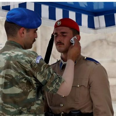 image-350321 Η εικόνα του εύζωνα, από το Αμύνταιο, μέσα στον καύσωνα που κάνει το γύρο του κόσμου