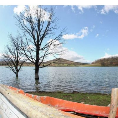 image-350373 kozan.gr: Καισαιρειά Κοζάνης: Ο ιδιοκτήτης της βάρκας, που την πήρε μια παρέα νεαρών για να κάνει βαρκάδα, μιλά στο kozan.gr για το χθεσινό συμβάν – Υπέβαλε μήνυση κατά 5 ατόμων που ενεπλάκησαν στο συμβάν – Μήνυση σε βάρος του υπέβαλε κι ένας εξ των νεαρών ο οποίος ισχυρίζεται ότι ο ιδιοκτήτης της βάρκας τους εξύβρισε κι ότι εκείνος του επιτέθηκε (Hχητικό)