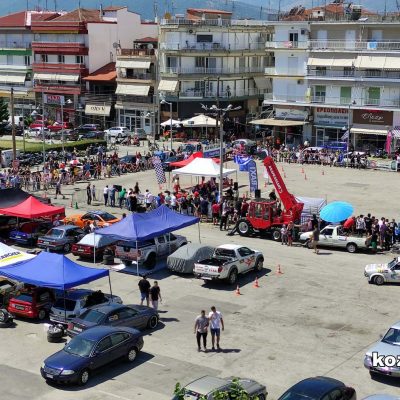 image-350563 kozan.gr: Πτολεμαΐδα: Καπνός και μυρωδιά από καμένο λάστιχο, το πρωί της Κυριακής, στο χώρο της λαϊκής αγοράς, όπου συγκεντρώθηκε αρκετός κόσμος για να απολαύσει το θέαμα της 22ης δεξιοτεχνίας αυτοκινήτου, που διοργάνωσε η Αυτοκινητιστική Λέσχη Πτολεμαίδας (40 Φωτογραφίες & 2 βίντεο με κοντινή και πανοραμική λήψη συνολικής διάρκειας 18 λεπτών)
