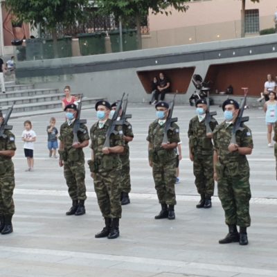 image-350630 kozan.gr: Ώρα 20:35: Μετά από 14,5 μήνες και πάλι στρατιωτικό άγημα μαζί με πλήρη στρατιωτική μπάντα, στην κεντρική πλατεία της Κοζάνης, για την καθιερωμένη τελετή υποστολής της Σημαίας (Βίντεο)