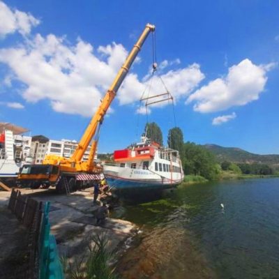 image-351199 Εμπεριστατωμένος έλεγχος από εξειδικευμένο προσωπικό πραγματοποιήθηκε την Τρίτη 6 Ιουλίου στο πλοιάριο «ΟΛΥΜΠΙΑ», της Εταιρείας «ΜΑΚΕΔΝΟΣ», του Δήμου Καστοριάς