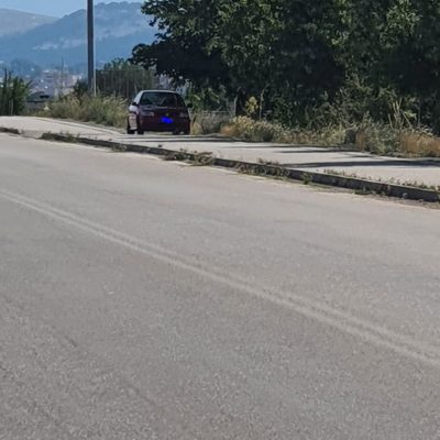 image-351729 kozan.gr: Αυτή η κακή συνήθεια ορισμένων συμπολιτών μας, να παρκάρουν τα αυτοκίνητά τους, ώστε να εξασφαλίσουν τη σκιά των δέντρων, εντός του πεζοδρόμου Κοζάνης – Αργίλου, παρεμποδίζοντας τη διέλευση των πεζών, ειδικά σε ώρες που υπάρχει αρκετός κόσμος που περπατά και στις δύο κατευθύνσεις, πρέπει να σταματήσει (Φωτογραφίες)