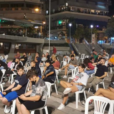 image-351874 kozan.gr: Ώρα 22:05: Τοποθετήθηκε, το βράδυ της Κυριακής 11/7, στην κεντρική πλατεία Κοζάνης, με πρωτοβουλία της ΦΣ Κοζάνης, η γιγαντοοθόνη, για το μεγάλο τελικό του EURO 2020, ανάμεσα στην Αγγλία και την Ιταλία (Φωτογραφίες & Βίντεο)