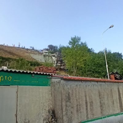 image-352688 kozan.gr: Nταλίκα που κινείτο στην Εγνατία Οδό εξετράπη της πορείας της κι έπεσε από την κάτω πλευρά του δρόμου (στην παλαιά Εθνική Οδό Κοζάνης – Θεσσαλονίκης) πάνω από πρατήριο υγρών καυσίμων 2χλμ από τα διόδια Πολυμύλου (Βίντεο & Φωτογραφίες)