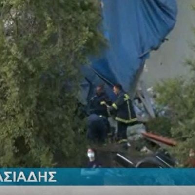 image-352730 kozan.gr: Ώρα 19.30: Σε εξέλιξη μέχρι και αυτήν την ώρα η επιχείρηση απεγκλωβισμού του οδηγού της νταλίκας που κινείτο στην Εγνατία Οδό (2χλμ πριν τα διόδια Πολυμύλου) κι η οποία εξετράπη της πορείας της κι ανετράπη- Η ζωντανή σύνδεση της ΕΡΤ3 από το σημείο (Βίντεο)
