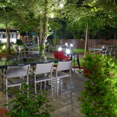 image-352847 Ο ανανεωμένος κήπος του HOTEL Παντελίδης στην Πτολεμαίδα σας προσκαλεί …και σας περιμένει να απολαύσετε όλη μέρα, τον καφέ, το ποτό και το φαγητό σας με νέο μενού, σε ένα μοναδικό, καταπράσινο περιβάλλον (Bίντεο)