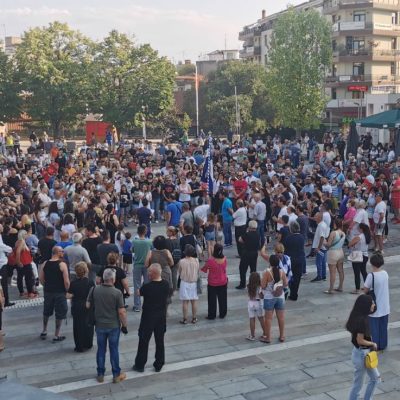 image-353450 kozan.gr: Kοζάνη: Συγκέντρωση διαμαρτυρίας κατά του υποχρεωτικού εμβολιασμού – Συνθήματα κατά του διχασμού και κατά του Πρωθυπουργού Κ. Μητσοτάκη(Βίντεο & Φωτογραφίες)