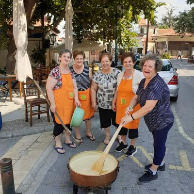 image-353929 kozan.gr: Οι γυναίκες του Βελβεντού, έφτιαξαν, το πρωί του Σαββάτου 24/7, για καλό σκοπό, μαρμελάδα ροδάκινο – Θα την προσφέρουν στο Γηροκομείο Κοζάνης (Φωτογραφίες)