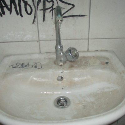 image-354769 Επιστολή αναγνώστη στο kozan.gr: Τριτοκοσμικές εικόνες ντροπής στις υπόγειες δημοτικές τουαλέτες Κοζάνης στο κέντρο της Κοζάνης επί της οδού πλατεία Ελευθερίας (Φωτογραφίες)