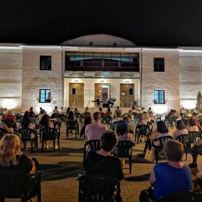 image-355174 kozan.gr: Μια υπέροχη μουσική βραδιά, με τίτλο, “Θα πιω απόψε το φεγγάρι”, διοργανώθηκε το βράδυ της Κυριακής 1/8, στον αύλειο χώρο του Πολιτιστικού κέντρου ” Άρης και Λίλιαν Βουδούρη”, στη Σιάτιστα (Βίντεο)