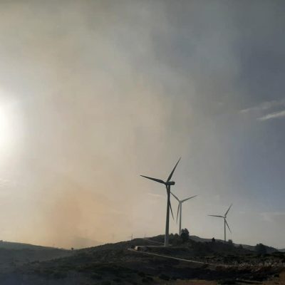 image-355834 kozan.gr: Ώρα 19:00: Εικόνες, πριν από λίγο, από το μέτωπο φωτιάς στην Ζωοδόχο Πηγή – Διάσπαρτες εστίες σε μια δύσκολη περιοχή στα 1580 μέτρα και σε μήκος 2,5 χιλ. (Φωτογραφίες & Βίντεο)