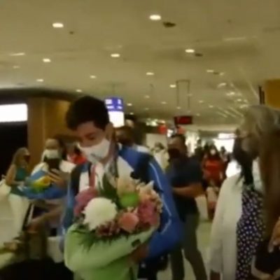 image-355891 Επέστρεψε στην Αθήνα ο χρυσός Μίλτος Τεντόγλου – H υποδοχή στο αεροδρόμιο (Βίντεο)
