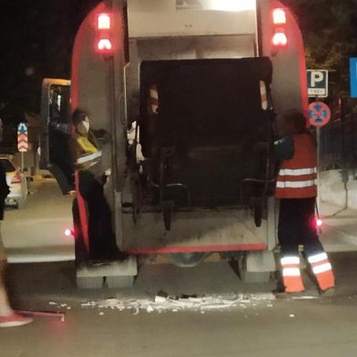 image-356157 kozan.gr: Κοζάνη: Ασυνείδητοι πέταξαν μπάζα μέσα σε κάδο απορριμάτων στην περιοχή του νοσοκομείου με αποτέλεσμα οι εργαζόμενοι στο απορριμματοφόρο να παιδευτούν αρκετή ώρα (Φωτογραφίες)