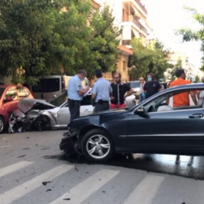 image-356584 Φοβερό τροχαίο στην οδό Διοικητηρίου στην Πτολεμαΐδα – Αυτοκίνητο με “τρελή” πορεία συγκρούσθηκε με δύο διερχόμενα οχήματα και σταμάτησε πέφτοντας πάνω σε παρκαρισμένο