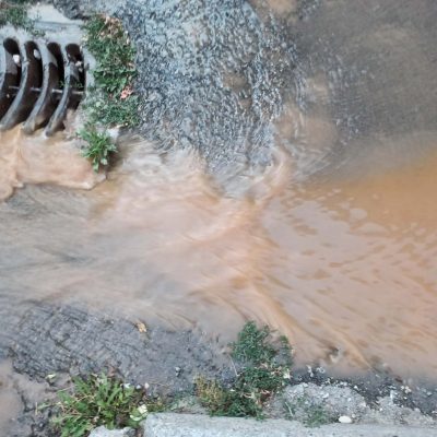 image-357643 kozan.gr: Γέμισαν νερά, από κάποια διαρροή, οι δρόμοι στις οδούς Σοφοκλέους και Καταφυγίου, το απόγευμα προς βράδυ Κυριακής – Φωτογραφίες αναγνώστριας