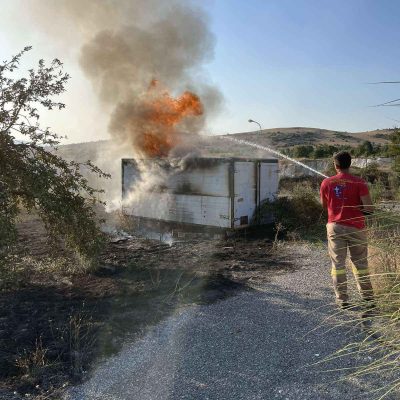 image-357748 Kozan.gr: Πτελέα Κοζάνης: Φωτιά σε εγκαταλελειμμένο κοντέινερ και ξερά χόρτα – Άμεση η επέμβαση της πυροσβεστικής(Φωτογραφίες)