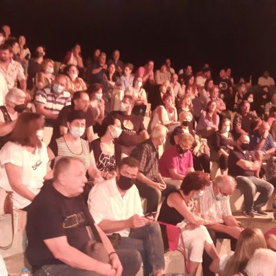 image-358691 kozan.gr: Πτολεμαίδα: Γέμισε κόσμο, το βράδυ της Κυριακής 22/8, το θεατράκι στο Πάρκο Εκτάκτων Αναγκών για τη θεατρική παράσταση “Ένεκα Zeneca” η οποία πρόσφερε αρκετό γέλιο, με πρωταγωνιστές τους Αλέξη Παρχαρίδη & Τάκη Βαμβακίδη (Φωτογραφίες & Βίντεο)
