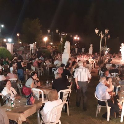 image-358713 kozan.gr: Τη μουσικοθεατρική παράσταση με τίτλο «Λίγο πριν τα σύννεφα» παρουσίασε, το βράδυ της Κυριακής 22 Αυγούστου, ο Σύλλογος Μικρασιατών Πτολεμαΐδας (Φωτογραφίες & Βίντεο)