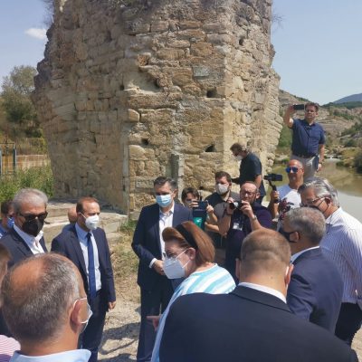 image-359076 Η υπουργός Πολιτισμού και Αθλητισμού, Λίνα Μενδώνη & ο Περιφερειάρχης Δυτικής Μακεδονίας, Γιώργος Κασαπίδης, υπέγραψαν την Προγραμματική Σύμβαση για την ωρίμανση της ανακατασκευής της «Πέτρινης Γέφυρας του Πασά»