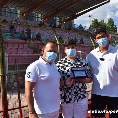 image-359913 Ο πρόεδρος του ΟΑΠΝ του Δήμου Κοζάνης Ζήσης Μάρας απέμεινε τιμητικές πλακέτες στον κ. Αθανάσιο Τάτσινα και στο μικροβιολογικό εργαστήριο Φαρμάκη – Καζάκου για τη μεγάλη προσφορά των δύο απινιδωτών