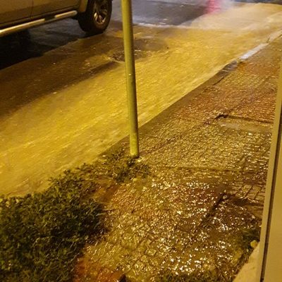 image-359992 kozan.gr: Ώρα 20:45: Έσπασε αγωγός ύδρευσης στο δρόμο προς την περιοχή της Αγ. Παρασκευής στην πόλη της Κοζάνης και για περίπου 15 λεπτά το νερό κυλούσε σαν ποτάμι – Δείτε το βίντεο στο οποίο φαίνεται η ορμή του νερού κι η δυσκολία των αυτοκινήτων να διασχίσουν το δρόμο