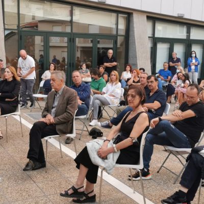 image-360591 kozan.gr: Πολύς κόσμος στον προαύλιο χώρο της Δημοτικής Βιβλιοθήκης Κοζάνης, το απόγευμα της Τετάρτης 1 Σεπτεμβρίου, στην παρουσίαση του βιβλίου «Εικόνες της Δυτικής Μακεδονίας» της Δήμητρας Β. Καραγιάννη (Φωτογραφίες & Βίντεο)