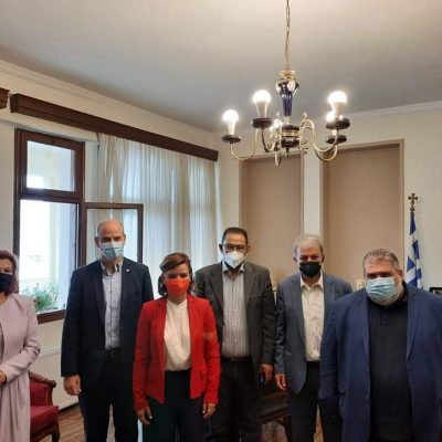 image-362171 kozan.gr: Tα προβλήματα και τις διεκδικήσεις του Δήμου Εορδαίας άκουσε και κατέγραψε κλιμάκιο βουλευτών της ΝΔ, αποτελούμενο από την Μαρία – Αλεξάνδρα Κεφαλά, Βουλευτή της Ν.Δ. (Ιωαννίνων) και τον Ξενοφώντα Μπαραλιάκο, Βουλευτή της Ν.Δ. (Πιερίας) που επισκέφτηκαν, το πρωί της Πέμπτης 9/9, το Δημαρχείο Εορδαίας (Φωτογραφίες & Βίντεο)