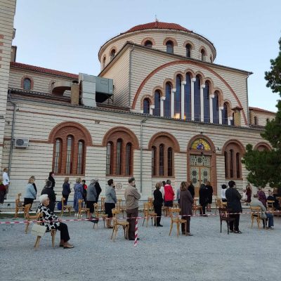 image-363004 kozan.gr: Αρκετοί πιστοί, το απόγευμα της Δευτέρας 13/9, στο Μέγα Πανηγυρικό Εσπερινό στον Ιερό Ναό των Αγίων Κωνσταντίνου και Ελένης Κοζάνης, με αφορμή την εορτή της Υψώσεως του Τιμίου Σταυρού (Φωτογραφίες & Βίντεο)