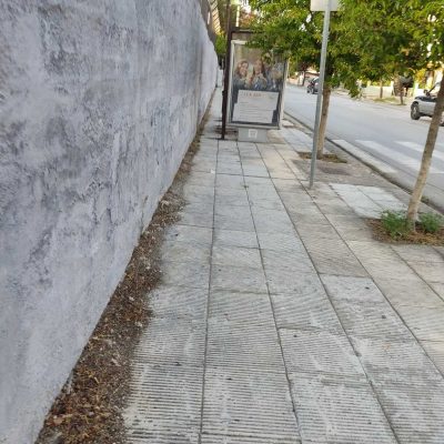 image-363417 Μετά την ανάδειξη του θέματος από το kozan.gr κόπηκαν τα χόρτα από τα πεζοδρόμια επί της οδού Ανδρέα Παπανδρέου στην Κοζάνη (Φωτογραφίες)
