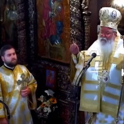 image-363973 kozan.gr: Μητροπολίτης Σερβίων & Κοζάνης Παύλος στο σημερινό του κήρυγμα: “Εμάς δεν μας αγαπάει κάνεις. Πώς είναι δυνατόν να υπάρχουμε τόσους αιώνες, αφού δεν έχουμε κανέναν φίλο. Ούτε Ρώσους, ούτε Ευρωπαίους, ούτε Αμερικανούς. Όλοι για τα συμφέροντά τους! Συμφέροντα υπέγραφαν τότε με την Τουρκία οι πάντες. Και μην περιμένετε το “ξανθό” γένος των Ρώσων. Αυτοί είναι οι πιο χειρότεροι, μαζί με τους Γερμανούς, εναντίον μας. Η ιστορία τα λέει, δεν τα λέει ο δεσπότης σας – Nα επιστρέψουμε στις ρίζες μας και να γίνουμε Έλληνες κι όχι Εθνικιστές” – H αναφορά περί βάρβαρων κι ούνων, στην πλειοψηφία τους, για τους Γερμανούς (Βίντεο)