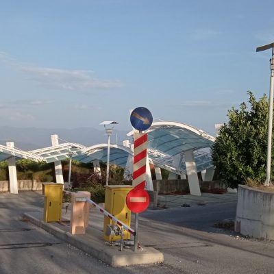 image-364112 kozan.gr: Αυτή είναι η σημερινή κατάσταση στο περίφημο και πολυδιαφημισμένο πάρκινγκ στην Περιφέρεια Δ. Μακεδονίας στην ΖΕΠ, που δε λειτούργησε ποτέ. Σπασμένα τζάμια, εγκατάλειψη και πλήρης αδιαφορία για αξιοποίησή του έστω και για κάποια άλλη χρήση (Φωτογραφίες)