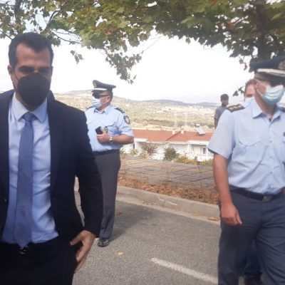 image-364755 kozan.gr: Κοζάνη: Mε το σύνθημα “θέλουμε τη δουλειά μας πίσω”, υποδέχτηκαν, λίγο μετά τις 15:00, έξω από το κτήριο της Περιφέρειας Δ. Μακεδονίας, τον Υπουργό Υγείας Θάνο Πλεύρη, υγειονομικοί που τέθηκαν σε αναστολή εργασίας επειδή δεν εμβολιάστηκαν (Βίντεο & Φωτογραφίες)