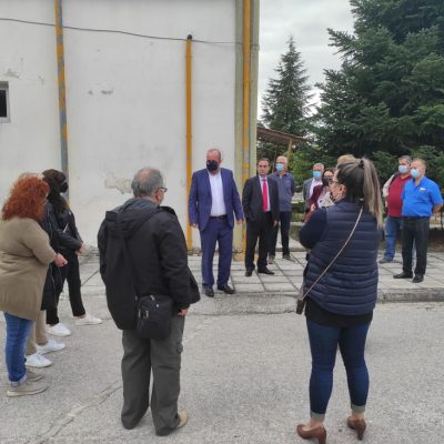 image-364892 kozan.gr: Πετρανά Κοζάνης: Διαμαρτυρία ωρομίσθιων εκπαιδευτικών ΟΑΕΔ και επίδοση ψηφίσματος στο Διοικητή του ΟΑΕΔ Σπύρο Πρωτοψάλτη (Φωτογραφίες & Βίντεο)