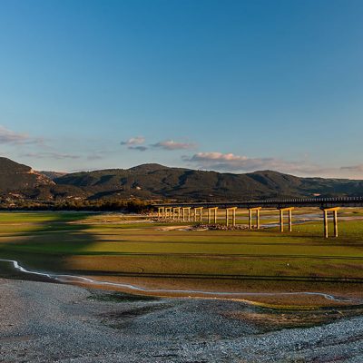 image-367322 kozan.gr: Η χαμηλή στάθμη της λίμνης Πολυφύτου κάνει τη σκιά της γέφυρας Ρυμνίου να προβάλλεται στον πυθμένα της