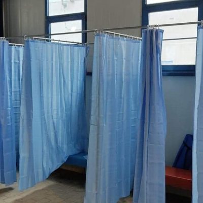 image-368738 kozan.gr: Τοποθετήθηκαν παραβάν στο κολυμβητήριο του Λιαπείου στα Κοίλα Κοζάνης προκειμένου να αλλάζουν εκεί οι χρήστες της εν λόγω αθλητικής υποδομής ώστε να τηρούνται, βάσει ΚΥΑ, όλα τα μέτρα ασφάλειας και προστασίας (Φωτογραφίες)