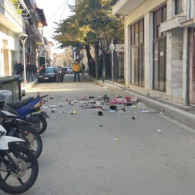 image-368922 kozan.gr: Πτολεμαίδα: Αναστάτωση στην οδό I. Χρηστίδη, λίγο πριν τη διασταύρωση με Μαρτίου – Γυναίκα πετούσε μικρά και μεγάλα αντικείμενα από το μπαλκόνι της με κίνδυνο να τραυματιστούν οι διερχόμενοι περαστικοί – Στο σημείο η αστυνομία (Βίντεο & Φωτογραφίες)
