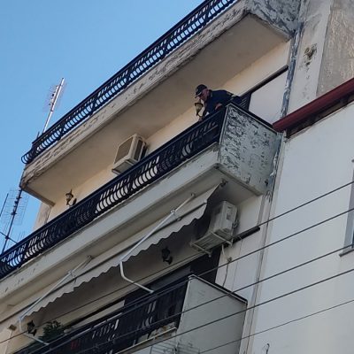 image-368948 kozan.gr: Πτολεμαΐδα: Οδός Ι. Χρηστίδη – Πυροσβέστες, με τη συνδρομή της αστυνομίας, θα επιχειρήσουν να μπουν μέσα στο διαμέρισμα του 2ου ορόφου απ’ όπου η γυναίκα πετά κάτω τα αντικείμενα – Συγκεντρωμένος αρκετός κόσμος στο σημείο (Φωτογραφία)
