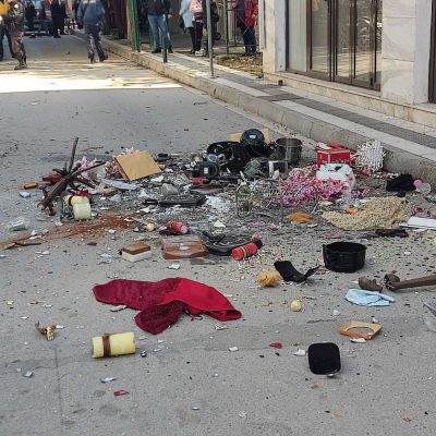 image-368953 kozan.gr: Πτολεμαίδα Ώρα 12:10: Με τη συνδρομή της πυροσβεστικής και την παρουσία συγγενικού της προσώπου αστυνομικοί μαζί με πυροσβέστες μπήκαν, πριν από λίγο, στο σπίτι της γυναίκας που πετούσε τα αντικείμενα