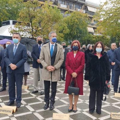 image-369339 kozan.gr: H επιμνημόσυνη δέηση και κατάθεση στεφάνων στο Μνημείο Πεσόντων στην κεντρική πλατεία Πτολεμαΐδας στο πλαίσιο του εορτασμού της απελευθέρωσης της Πτολεμαΐδας από τον τουρκικό ζυγό (Βίντεο & Φωτογραφίες)